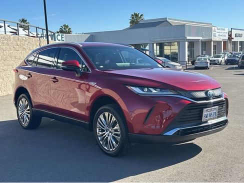 Used 2021 Toyota Venza XLE w/ Carpet Mat Package (TMS) image 2