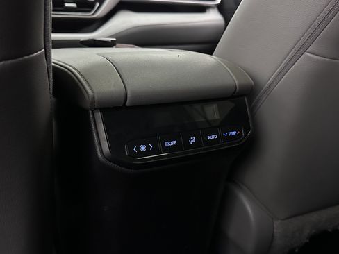 Used 2022 Toyota Highlander XLE AWD/4WD image 30