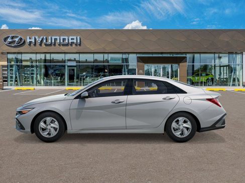 New 2026 Hyundai Elantra SE FWD image 3