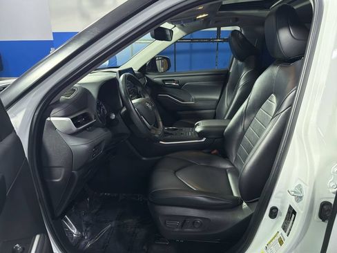 Used 2022 Toyota Highlander XLE AWD/4WD image 21