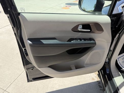 Used 2023 Chrysler Voyager LX FWD image 19