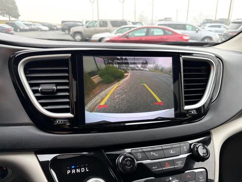Used 2024 Chrysler Pacifica Touring-L FWD image 24