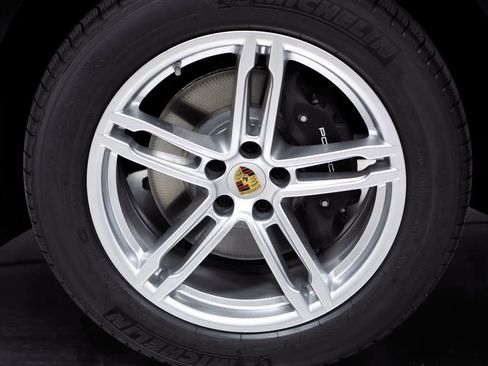 Certified 2025 Porsche Macan image 11