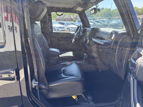 Used 2014 Jeep Wrangler Unlimited Sahara w/ Dual Top Group AWD/4WD image 18