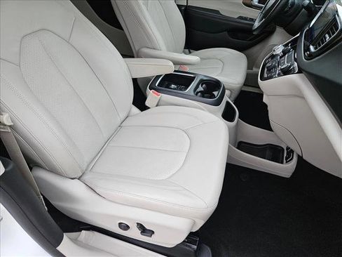 Used 2017 Chrysler Pacifica Touring-L Plus image 23