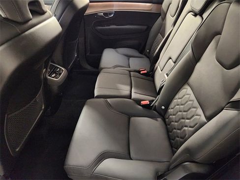 Used 2025 Volvo XC90 B6 Plus image 30