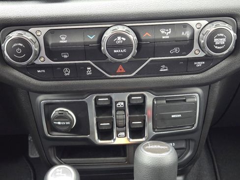 New 2025 Jeep Gladiator Sport image 15