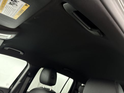 Used 2022 Mercedes-Benz GLB 250 image 24