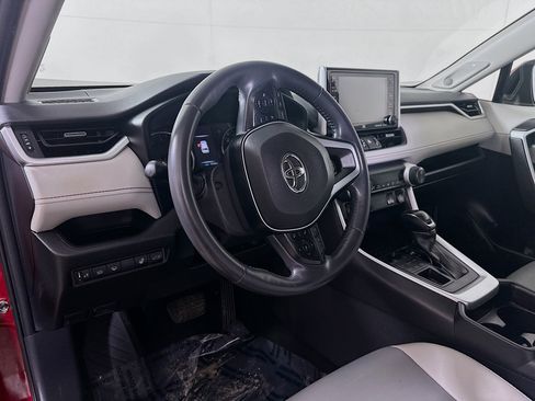 Used 2020 Toyota RAV4 XLE Premium image 9