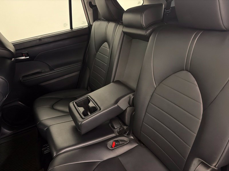 Used 2022 Toyota Highlander XLE AWD/4WD image 18