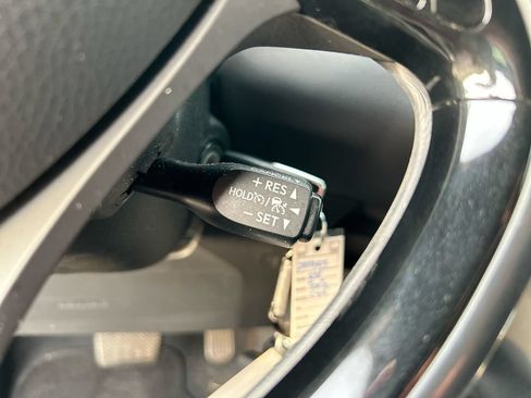 Used 2018 Toyota C-HR XLE FWD image 17