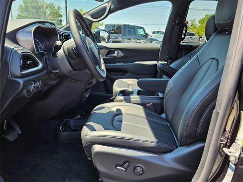 New 2026 Chrysler Pacifica Select image 3