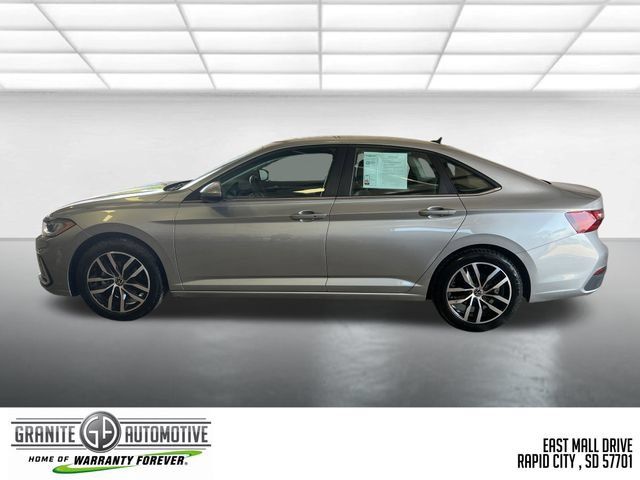 Used 2025 Volkswagen Jetta SE FWD image 2
