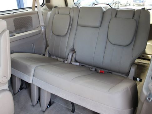 Used 2016 Chrysler Town & Country Touring w/ Driver Convenience Group image 21