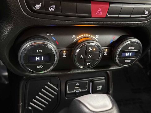 Used 2016 Jeep Renegade Limited image 21