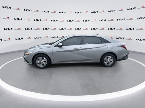 Used 2025 Hyundai Elantra SE FWD image 5