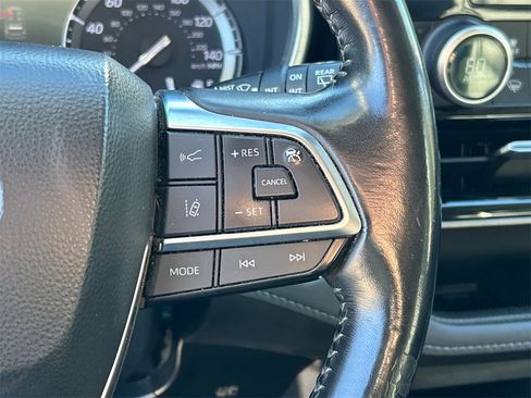 Used 2020 Toyota Highlander XLE image 24