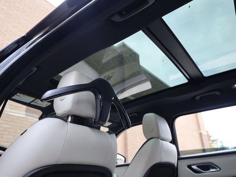 Used 2019 Land Rover Range Rover Velar R-Dynamic SE image 39