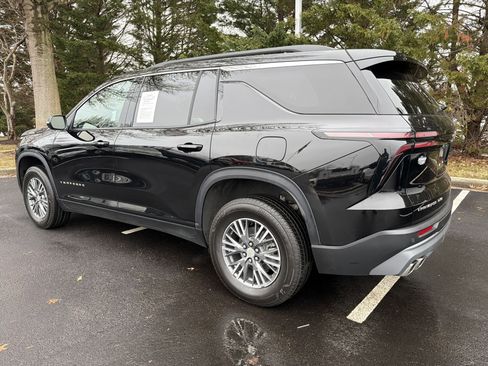 Used 2025 Chevrolet Traverse LT image 8