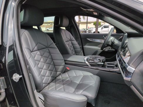 Used 2026 BMW 740i w/ Premium Package RWD image 31
