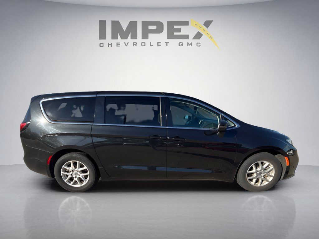 Used 2023 Chrysler Pacifica Touring-L FWD image 6