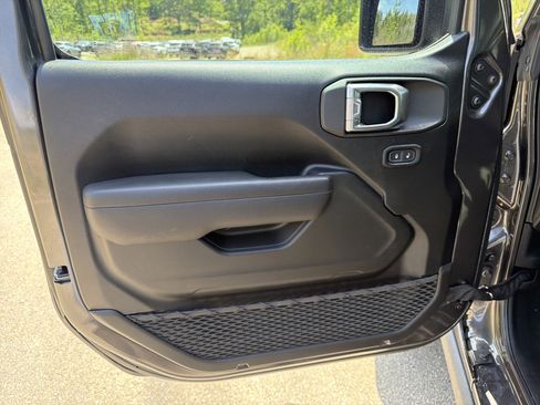 Used 2025 Jeep Gladiator Sport AWD/4WD image 10