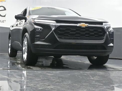 Used 2024 Chevrolet Trax LS w/ LS Convenience Package image 3