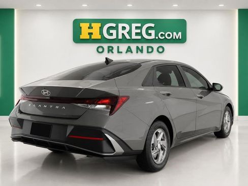 Used 2025 Hyundai Elantra SE FWD image 6