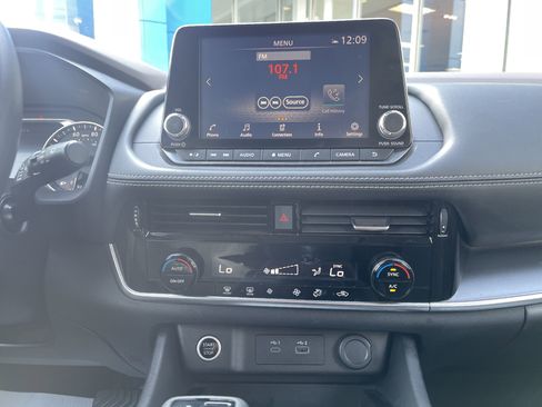 Used 2021 Nissan Rogue SV image 25