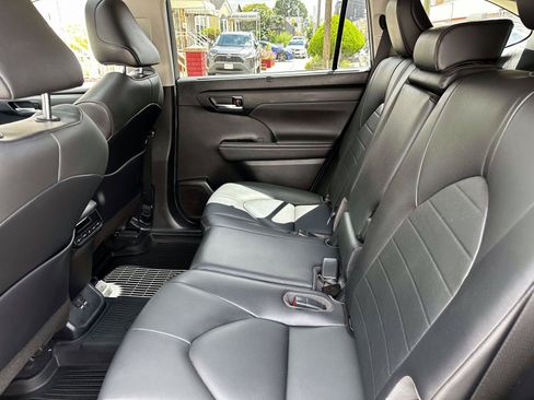 Used 2020 Toyota Highlander XLE AWD/4WD image 17