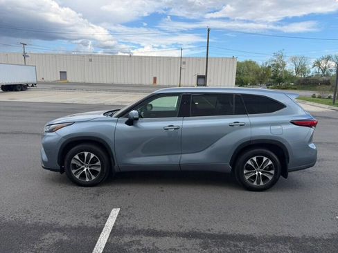 Used 2022 Toyota Highlander XLE AWD/4WD image 7