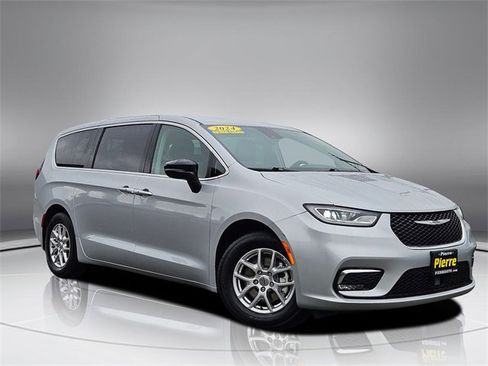 Used 2024 Chrysler Pacifica Touring-L image 2