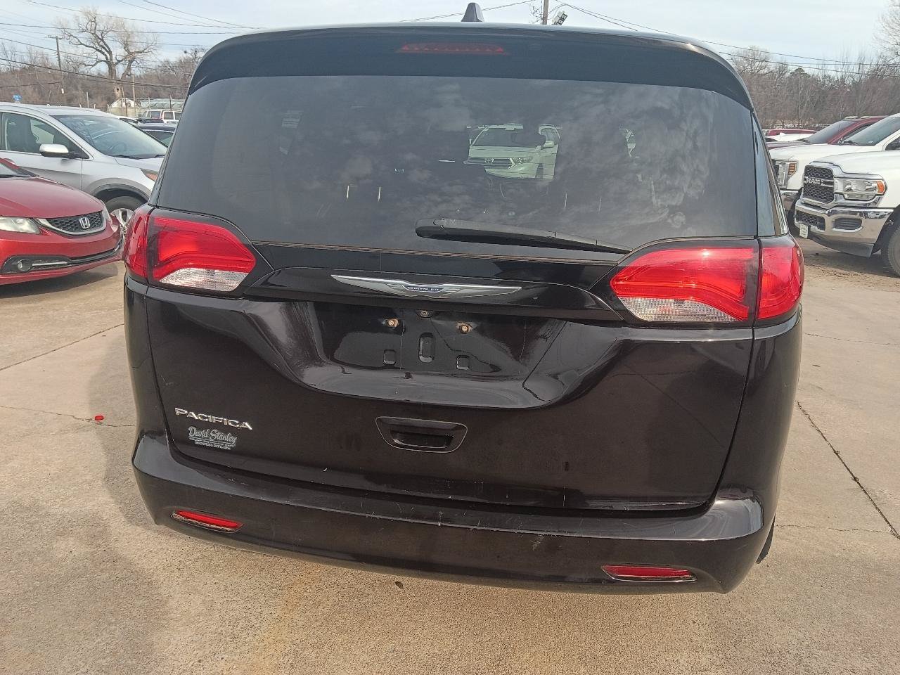 Used 2017 Chrysler Pacifica Touring w/ Tire & Wheel Group FWD image 6