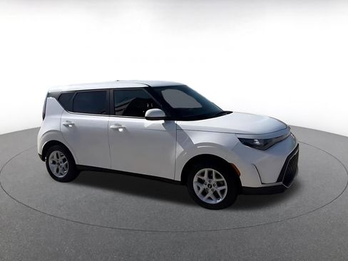 Used 2025 Kia Soul LX w/ LX Technology Package image 2