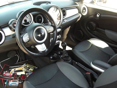 Used 2010 MINI Cooper 2dr image 4