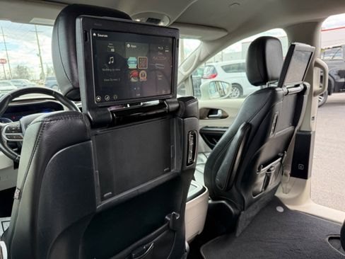 Used 2017 Chrysler Pacifica Touring-L Plus image 31