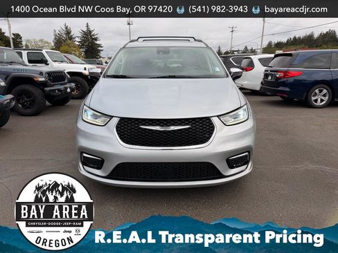 Used 2023 Chrysler Pacifica Limited FWD image 2