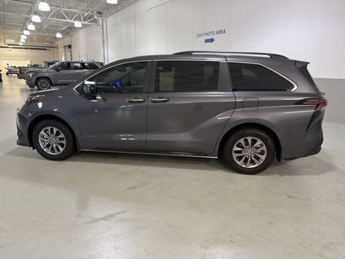 Used 2025 Toyota Sienna XLE w/ XLE Plus Package FWD image 5