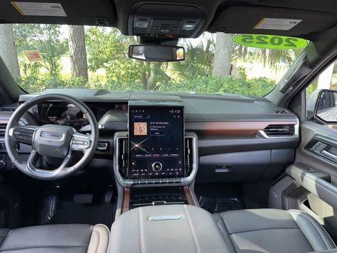 Used 2025 GMC Yukon XL Denali AWD/4WD image 17