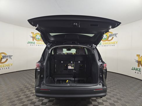 Used 2025 Toyota Sienna LE w/ LE Plus Package FWD image 32