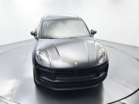 Certified 2025 Porsche Macan AWD/4WD image 44