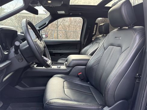 Used 2024 Ford Expedition Platinum image 3