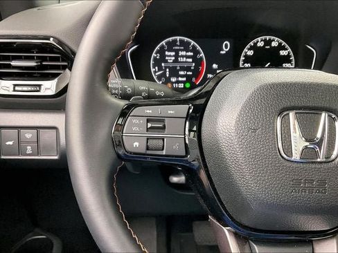 Certified 2025 Honda Pilot TrailSport image 23