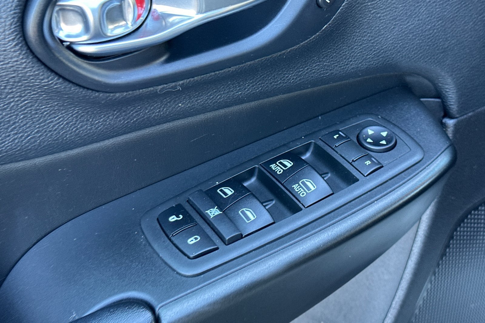Used 2019 Jeep Cherokee Trailhawk AWD/4WD image 11