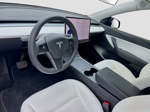 Used 2021 Tesla Model Y 2WD image 7