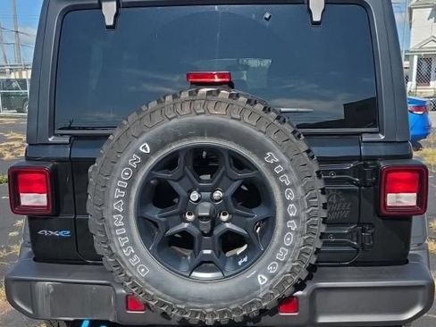Used 2023 Jeep Wrangler Unlimited w/ Cold Weather Group AWD/4WD image 5