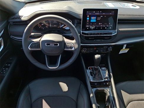 Used 2024 Jeep Compass Trailhawk image 11