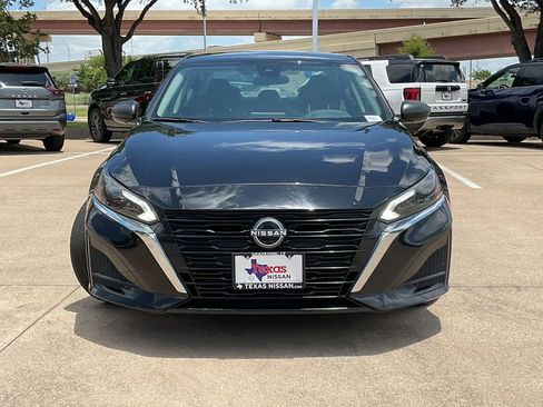 Used 2025 Nissan Altima 2.5 SV FWD image 2