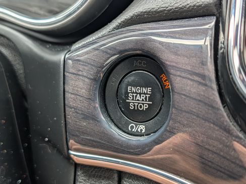 Used 2019 Jeep Grand Cherokee Overland AWD/4WD image 29