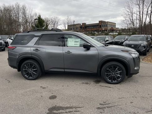 New 2026 Nissan Pathfinder SL w/ SL Premium Package AWD/4WD image 2